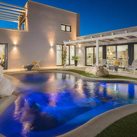 Gorgeous In With Jacuzzi
