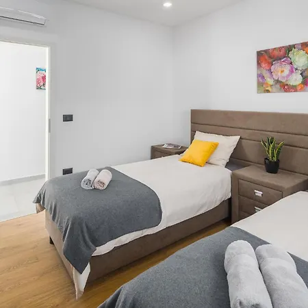 Gorgeous In With Jacuzzi Holiday home *