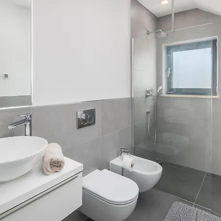 Gorgeous In With Jacuzzi Holiday home