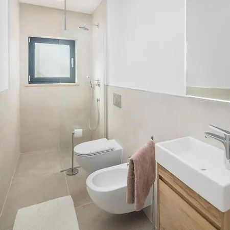 Holiday home Gorgeous In With Jacuzzi Kastelir