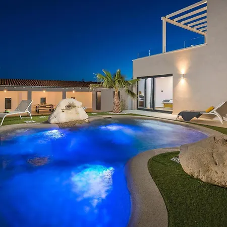 Amazing Home In Kastelir *