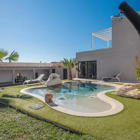 Gorgeous In With Jacuzzi Holiday home Kastelir